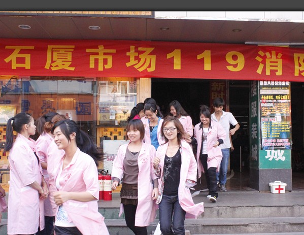 时代学生演习有次序的脱离火场