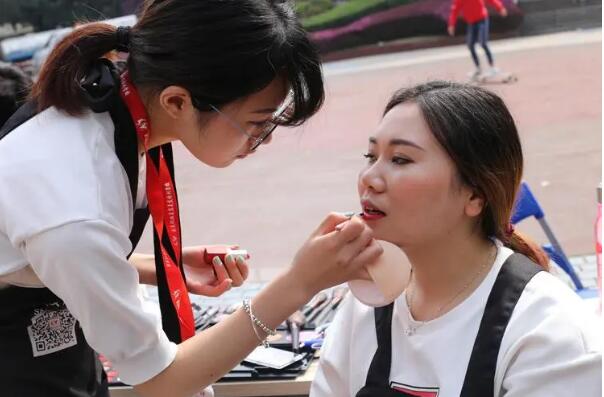 惠州学化妆的学校哪个好_惠州化妆培训